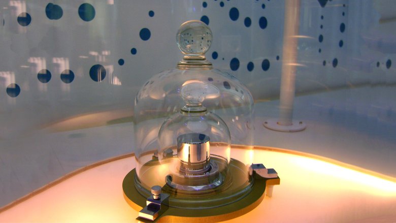 Реплика прототипа килограмма на выставке в Cité des Sciences и de l&apos;Industrie с изображением защитного двойного стеклянного колокола. Фото: wikimedia