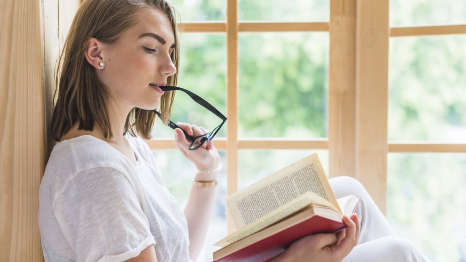 Девушка читает книгу Девушка читает книгу