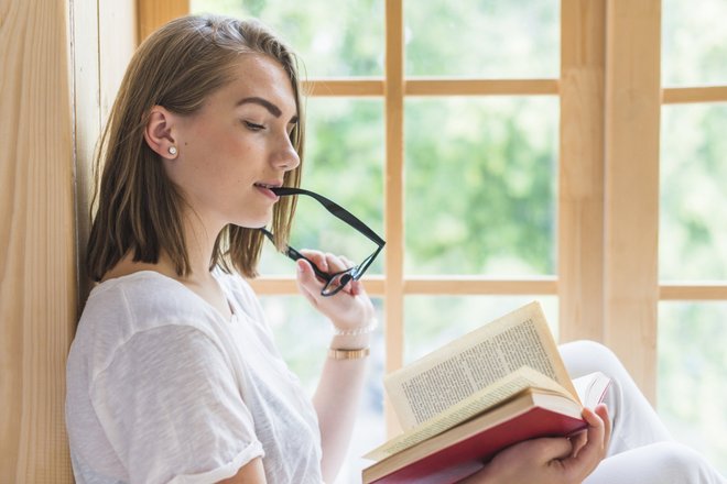 Девушка читает книгу у окна, Очки, Интерес