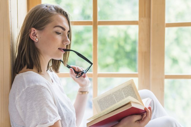 Девушка читает книгу у окна, Очки, Интерес