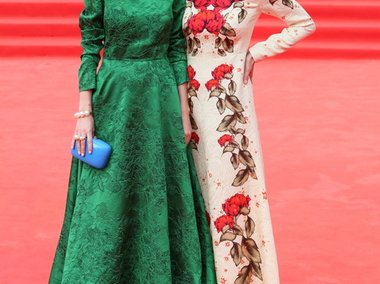 Slide image for gallery: 4052 | Алена Ахмадуллина (слева) вышла на красную дорожку в платье собственного дизайна. Зеленый цвет идет Алене, а синий клатч-мыльница удачно контрастирует с платьем, однако в глаза бросается обилие крупного жемчуга на руке дизай
