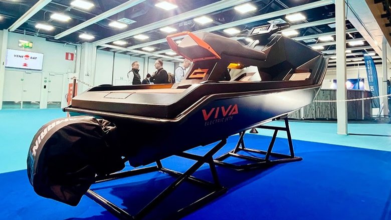 Viva демонстрирует свой электрический гидроцикл на ​​выставке лодок в Хельсинки.