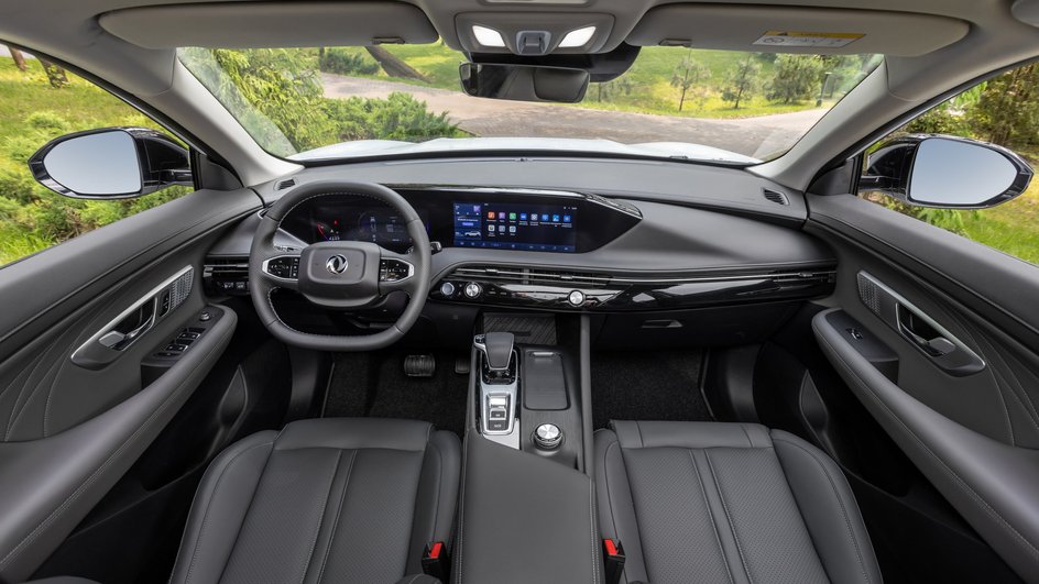 Мультимедийный комплекс с экраном 12 дюймов не поддерживает Apple CarPlay и Android Auto, есть ошибки в русском переводе