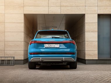 slide image for gallery: 26566 | Audi e-tron статика