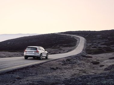 slide image for gallery: 24071 | Volvo V60 T5 Cross Country