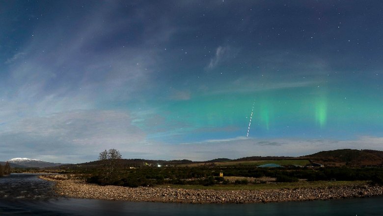 Метеор «рассекает» полярное сияние. Фото: Graeme Whipps