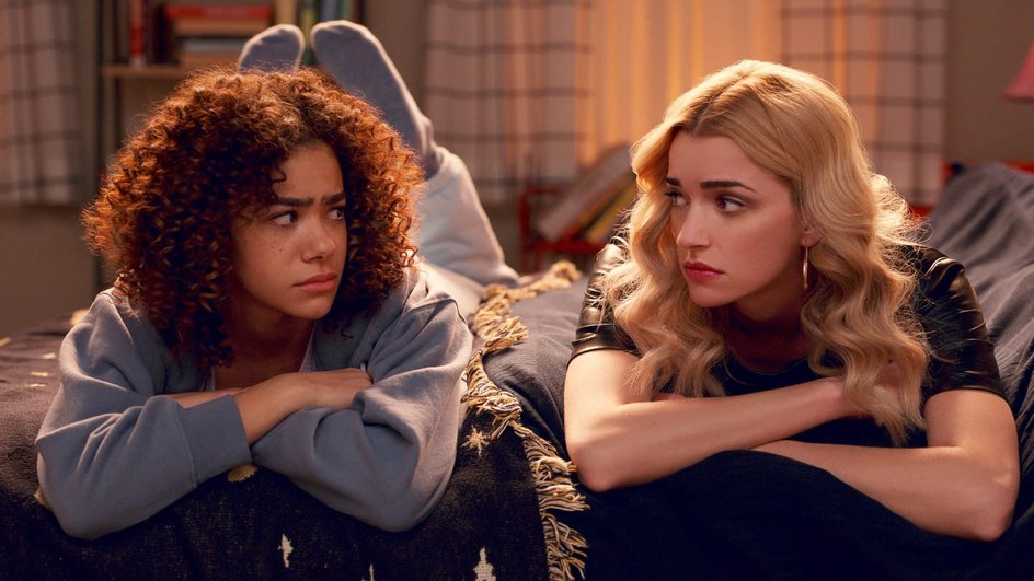 Брианна Хоуи и Антония Джентри в сериале «Джинни и Джорджия» Брианна Хоуи и Антония Джентри в сериале «Джинни и Джорджия»