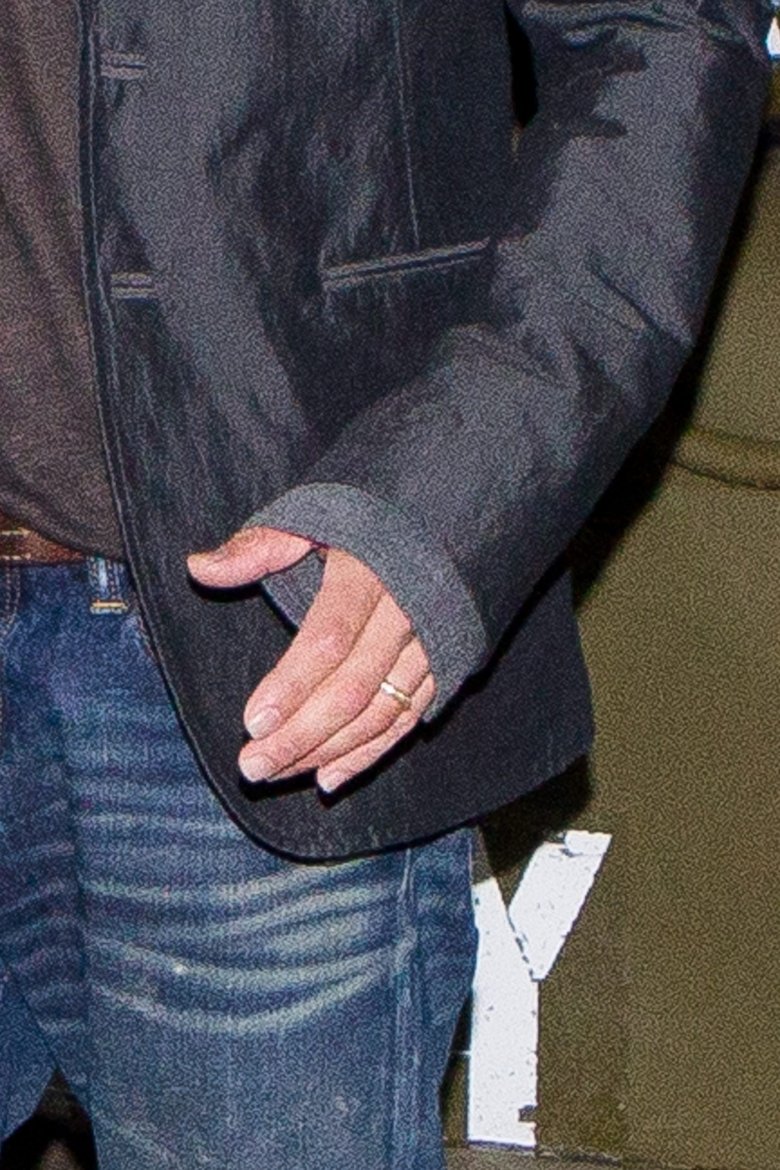 Брэд носит свое обручальное кольцо