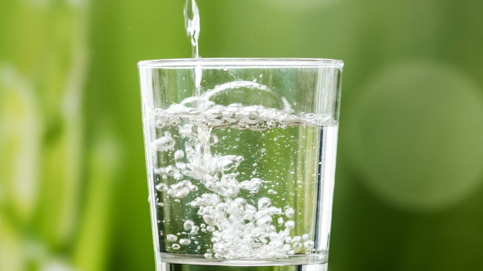 В стакан наливают минеральную воду В стакан наливают минеральную воду