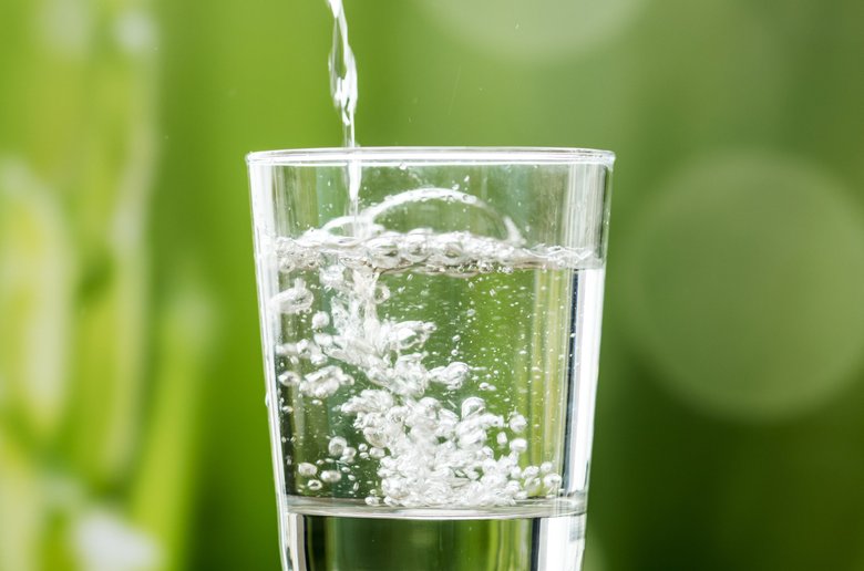 В стакан наливают минеральную воду В стакан наливают минеральную воду