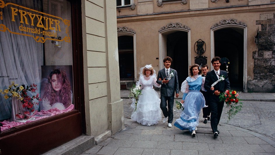 Свадебный стиль 90-х был вдохновлен модой и культурой этого времени.