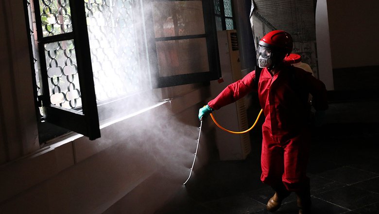 Пожарный распыляет дезинфицирующее средство в Музее изобразительных искусств и керамики перед перед открытием в Джакарте, Индонезия