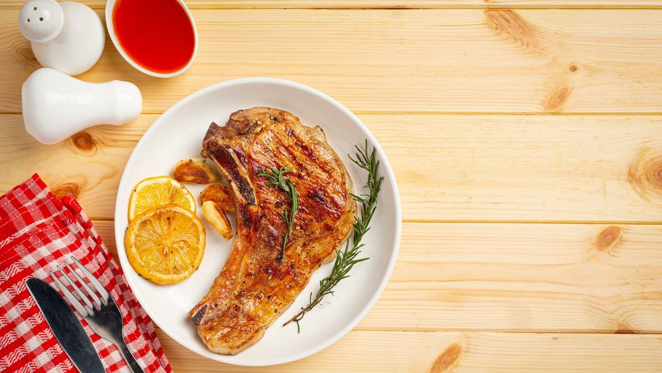 Мясо в апельсиново-пряном соусе лежит на тарелке Мясо в апельсиново-пряном соусе лежит на тарелке