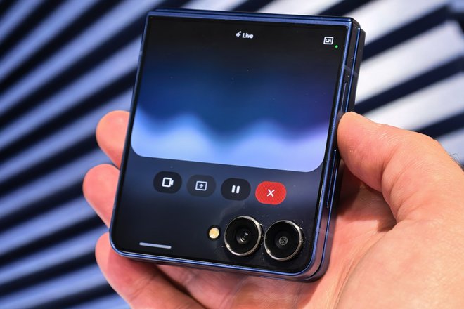 Чат-бот Gemini на смартфоне Galaxy Z Flip7 Чат-бот Gemini на смартфоне Galaxy Z Flip7