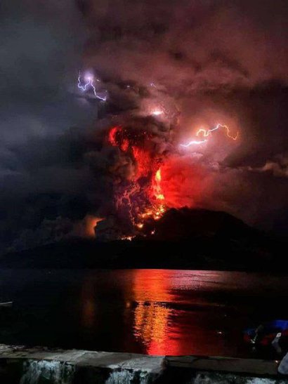 Извержение вулкана Руанг в Индонезии