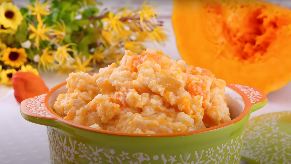 Тарелка пшеничкой каши с тыквой крупным планом рядом с тыквой Тарелка пшеничкой каши с тыквой крупным планом рядом с тыквой