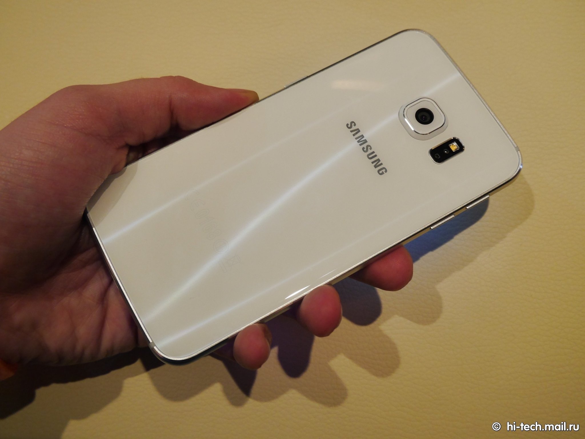 Samsung GALAXY S6 edge на MWC 2105: топовый смартфон с необычным экраном -  Hi-Tech Mail.ru