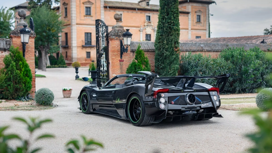 Pagani Zonda 760 LM Roadster сзади оснащен большим антикрылом из карбона