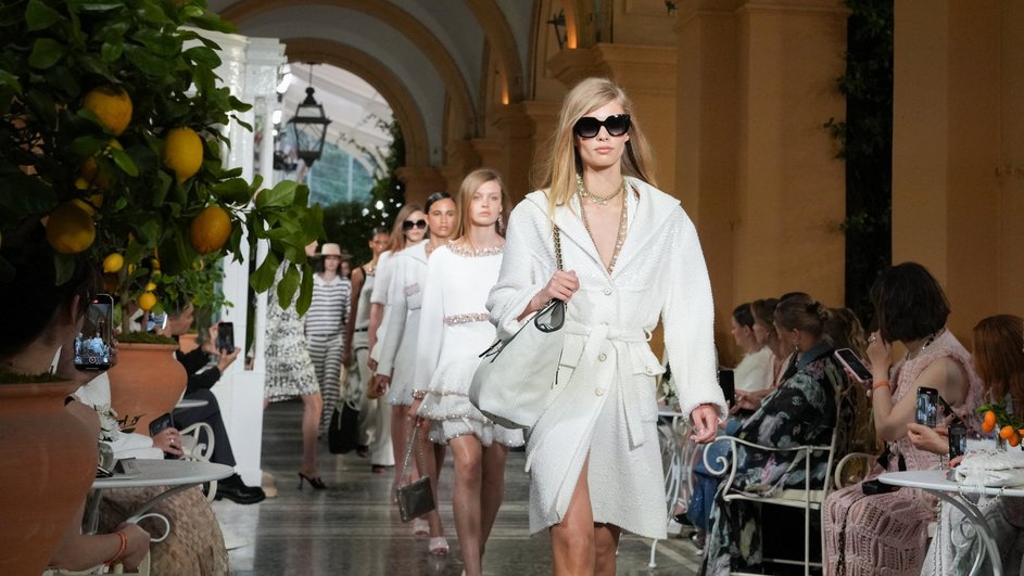 Показ Chanel круизная коллекция 2025