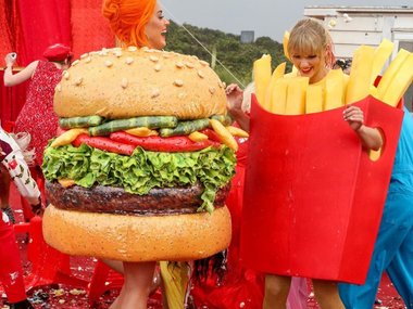 Slide image for gallery: 11714 | Но иногда казусы случаются, как, например, на фото, где Свифт в костюме картошки-фри обнимается с Кэти Перри, одетой в костюм гамбургера. Выглядит очень странно.