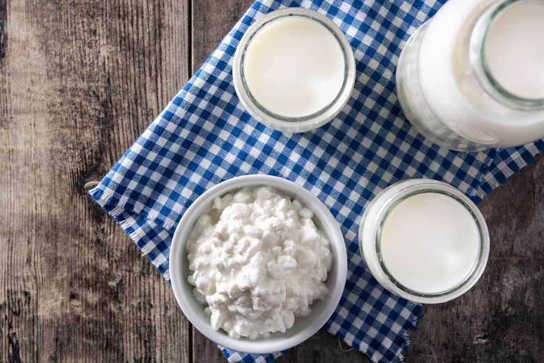 Кисломолочная продукция в стеклянной посуде на деревянном столе