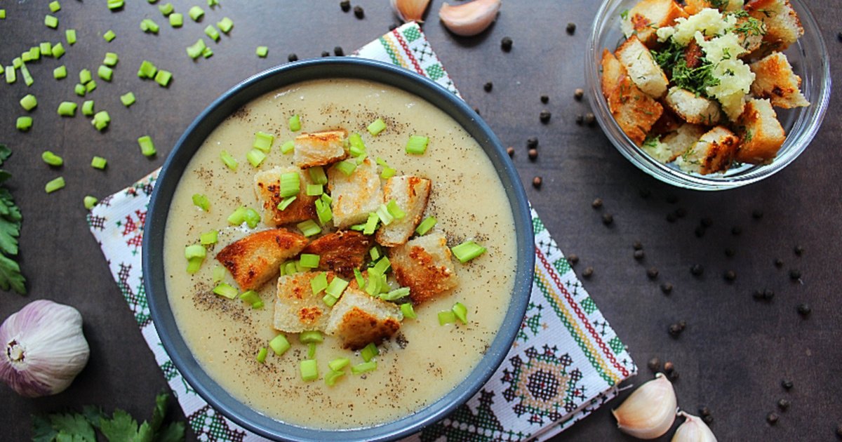 Словацкий чесночный суп с гренками