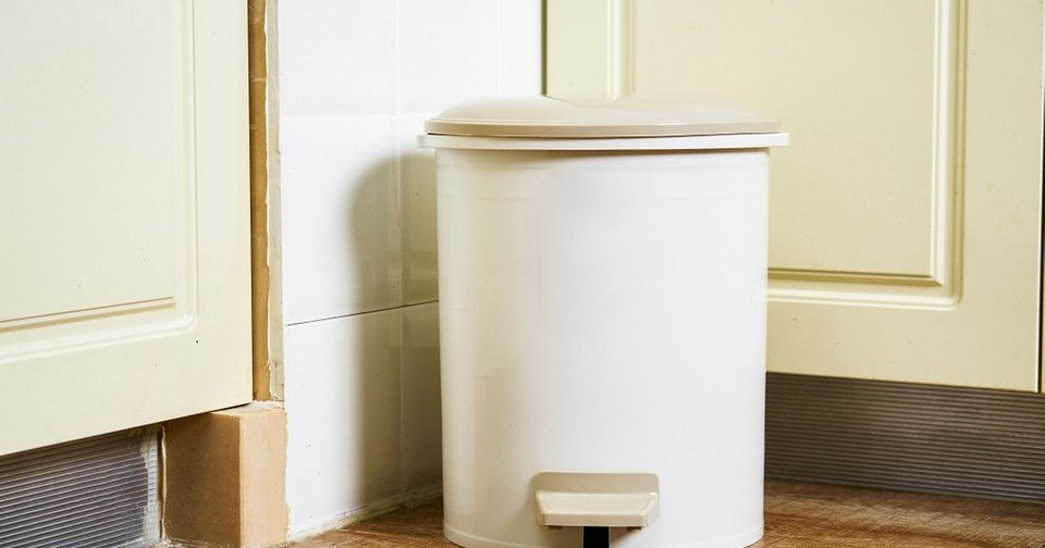 Как отмыть мусорное ведро на кухне и избавить его от запаха: 7 нужных советов