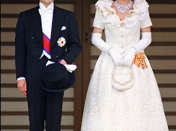 Slide image for gallery: 833 | Выпускница Гарварда Масако Овада стала частью японской императорской семьи 9 июня 1993 года, когда вышла замуж за сына императора Акихито и императрицы Митико принца Нарухито. На невесте – традиционное шелковое подвенечное ки
