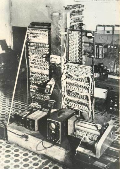 Так выглядела ЭВМ М-1. Слева направо: ссторона АУ и сторона магнитного барабана. Фото: Виртуальный компьютерный музей