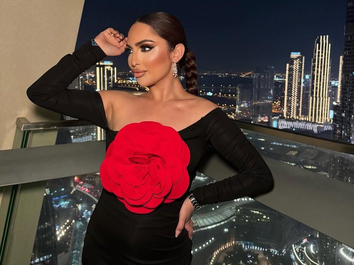 Блогер Shabnam Hossine на фоне ночного города Блогер Shabnam Hossine на фоне ночного города