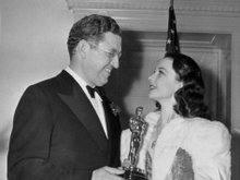 Вивьен Ли с продюсером «Унесенных ветром» и своим первым «Оскаром», 1940 г.