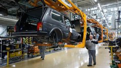 Производство автомобилей 'ЛАДА' на заводе российского автопроизводителя 'АвтоВАЗ' в Тольятти.