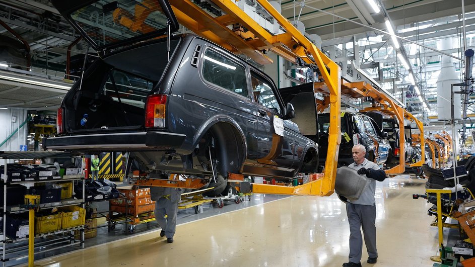 Производство автомобилей "ЛАДА" на заводе российского автопроизводителя "АвтоВАЗ" в Тольятти. Производство автомобилей "ЛАДА" на заводе российского автопроизводителя "АвтоВАЗ" в Тольятти.