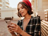Девушка держит телефон Девушка держит телефон