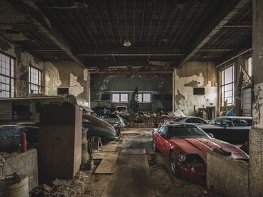 slide image for gallery: 26620 | В здании заброшенной школы нашли редкие автомобили