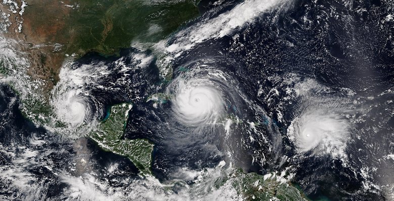 Исследование  показывает, что ураганы усиливаются быстрее, чем 30 лет назад. Ураганами такого типа является Ирма (в центре) и Хосе (справа). Слева — ураган Катя. Фото: NOAA