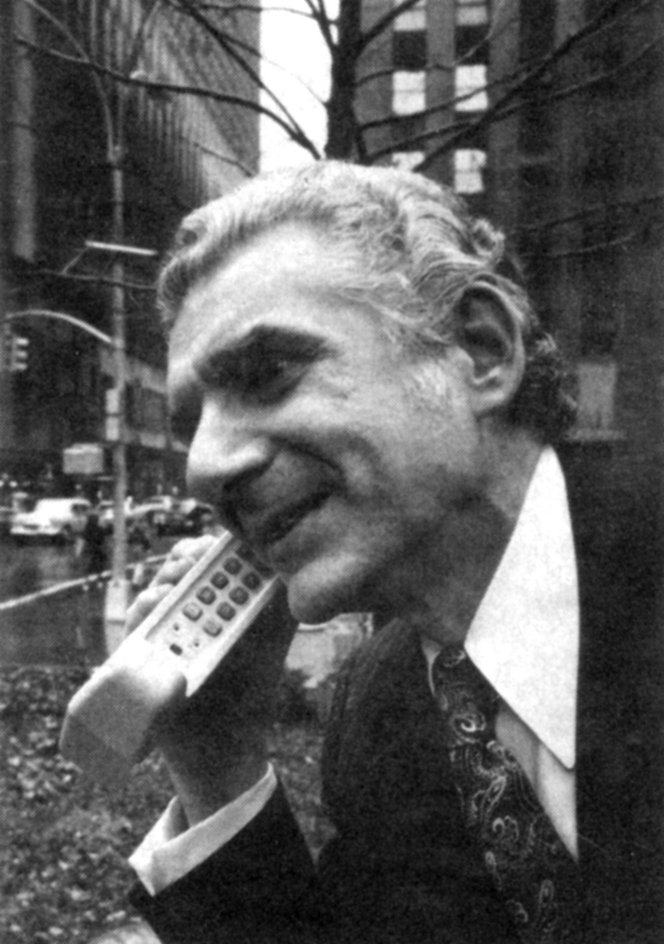 Мартин Купер в Нью-Йорке c первым мобильным телефоном в руках. Фото: YouTube