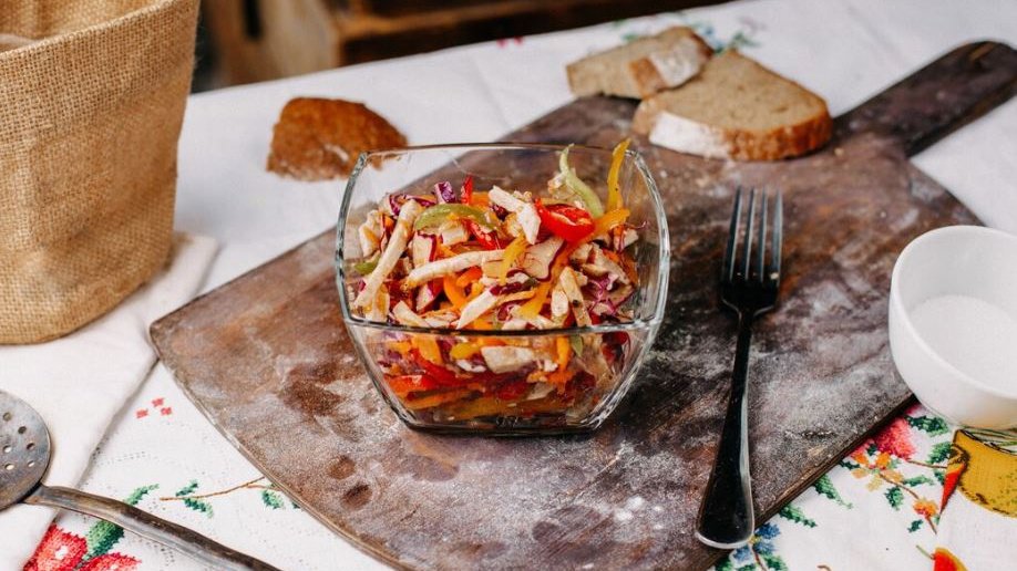 Салат с шампиньонами, корейской морковью и луком в стеклянной посуде Салат с шампиньонами, корейской морковью и луком в стеклянной посуде