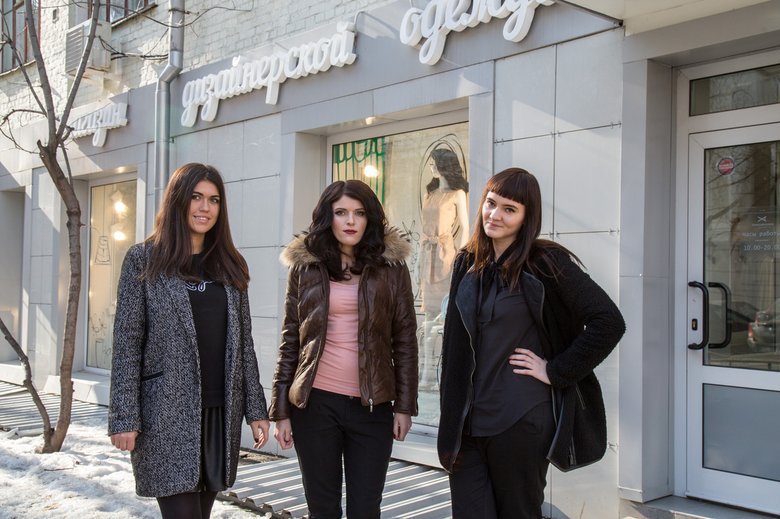 С нашей героиней Ольгой (в центре) и представителем бренда, выступившей в качестве второго стилиста, Аней мы встретились у магазина марки