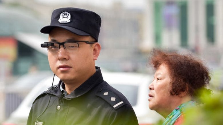 Getty Images Полицейский в Китае с устройством для распознавания лиц.