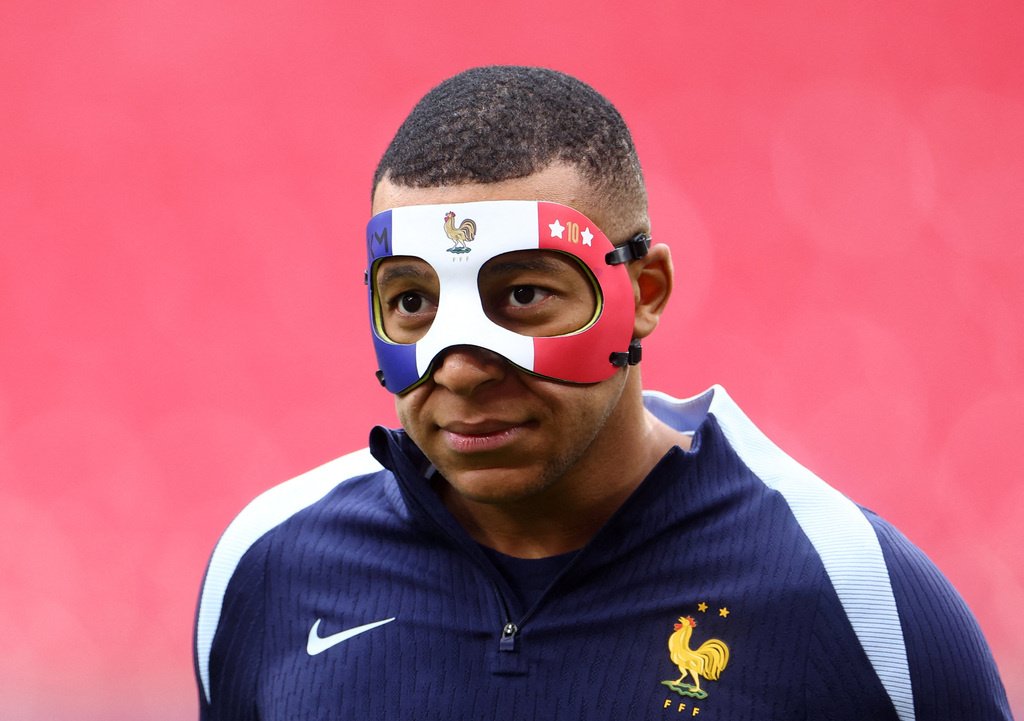 УЕФА не позволит Мбаппе сыграть в трехцветной маске