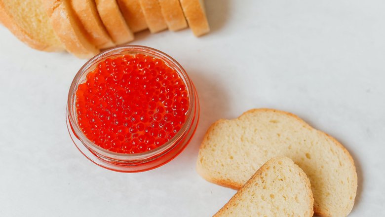 Красная икра — популярный деликатес на столах россиян. Фото: pexels