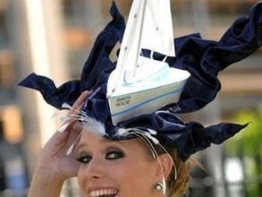 Slide image for gallery: 2606 | Топ-10 самых необычных шляпок Кати Осадчей