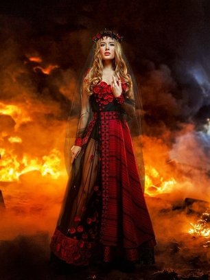 Slide image for gallery: 4756 | Комментарий «Леди Mail.Ru»: В конкурсе национальных костюмов Диана представила черно-красное платье с маками, а сам образ назвала «Невеста войны»