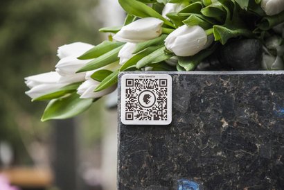 Так QR-коды выглядят на монументах и на колумбарных плитах. Фото: memorycode.ru