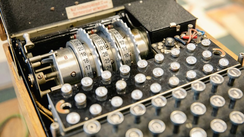 Машина «Энигма», использовавшаяся для шифрования сообщений во время Второй мировой войны Машина «Энигма», использовавшаяся для шифрования сообщений во время Второй мировой войны