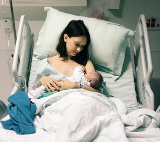 Кети Топурия и другие звезды, не побоявшиеся показать детей сразу после родов