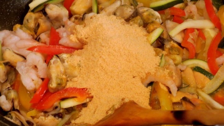 Фунчоза с морепродуктами и овощами