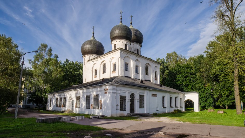 Белокаменный монастырь с серыми куполами и крестами на фоне неба Белокаменный монастырь с серыми куполами и крестами на фоне неба