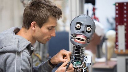 Скелет Фреда и отлитые формы лиц для роботов Mesmer (GETTY IMAGES)